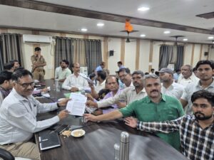 लंबित मांगों को लेकर लेखपाल संघ ने सरकार को दी आंदोलन की चेतावनी, एडीएम प्रशासन को सौंपा ज्ञापन